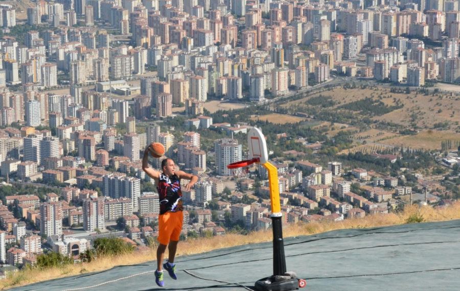 Ali Dağı’nın zirvesinde basketbol maçı
