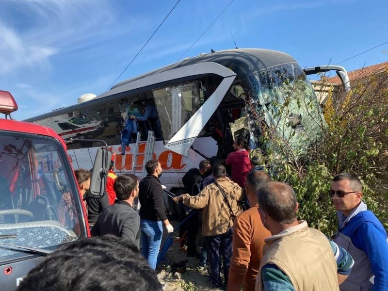 Kayseri’deki kazada can pazarı, yolcular camlar kırılarak çıkarıldı
