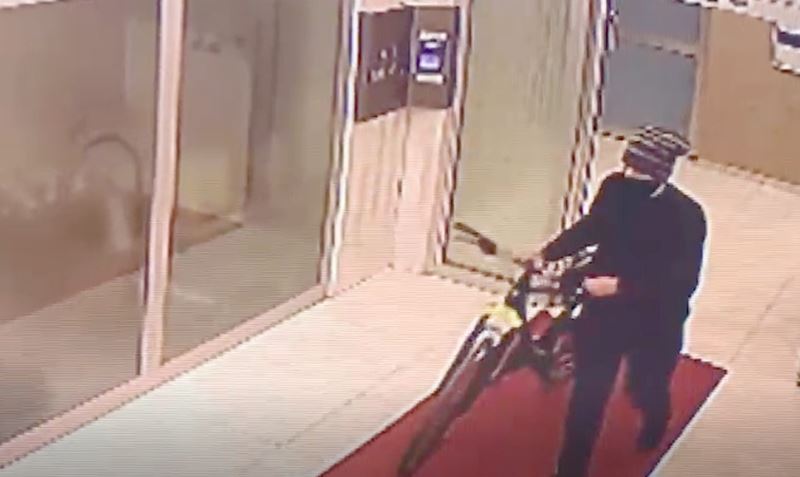Bisiklet hırsızı güvenlik kamerasına yakalandı

