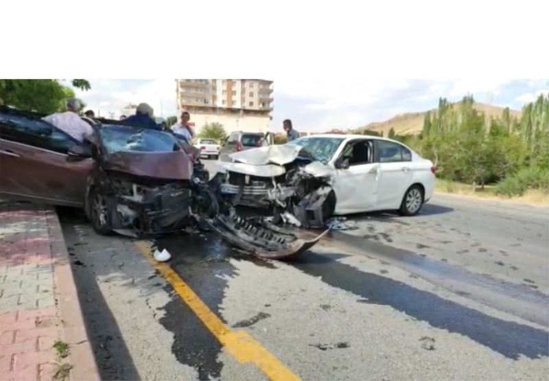 İki aracın çarpıştığı kazada 4 kişi yaralandı
