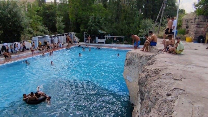 Sıcaktan bunalan vatandaşlar 400 yıllık ‘Keşişin Havuzu’na akın etti
