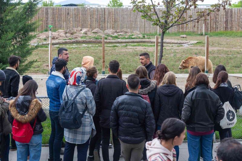 Yabancı öğrenciler hayvanat bahçesine hayran kaldı
