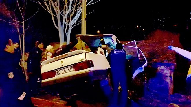 Otomobil evin duvarına çarptı: 4 yaralı 
