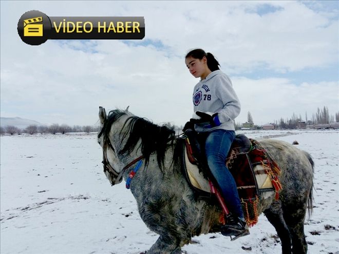 Kar Tatilini Erciyes´in Eteklerinde At Sürerek Değerlendirdi
