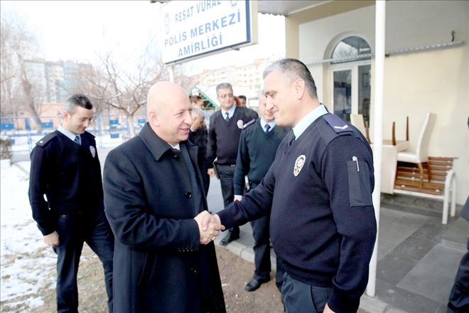 Başkan Çolakbayrakdar sabah çayını polislerle birlikte içti