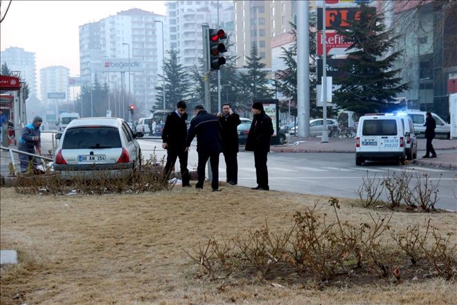 Otomobil refüje çıktı: 2 yaralı