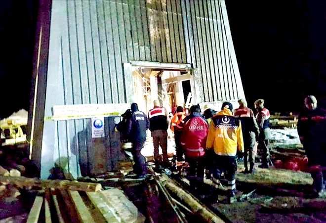 Kuyuya düşen işçileri UMKE kurtardı