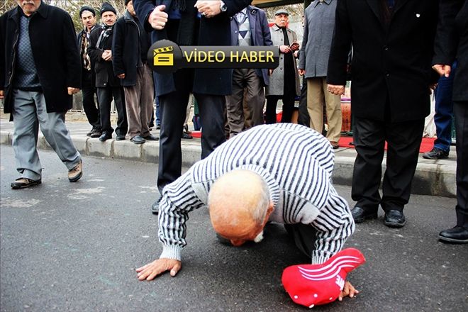 Şehidin kanını öptü, nöbetine son verdi