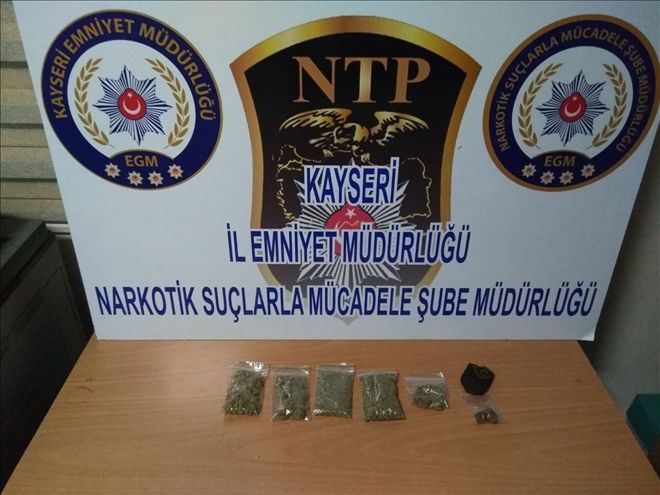 Havaalanında iki kişi uyuşturucu madde ile yakalandı 