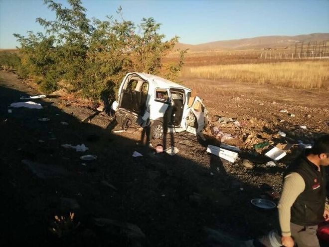 Direksiyon hakimiyeti kaybolan otomobil takla attı: 1 ölü, 2 yaralı 