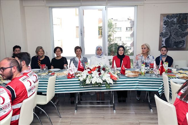 Ayşe Kamçı´dan Türk Kızılayı Kayseri Şubesine Ziyaret