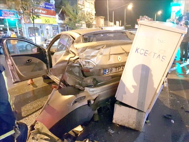 Direksiyon hakimiyeti kaybolan otomobil 4 polis aracını hurdaya çevirdi