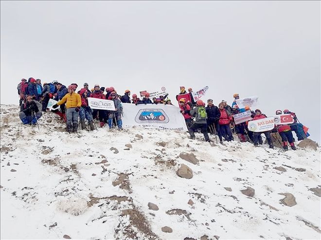 Cumhuriyet´in 94. yılını Erciyes´in zirvesinde kutladılar 