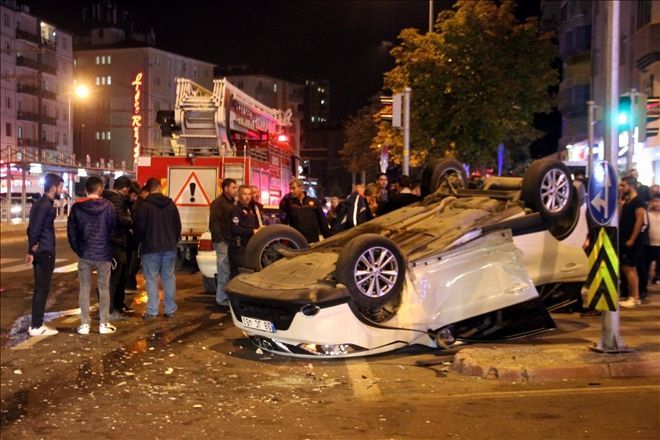 Takla atan aracı gören meraklı vatandaşlar kaza yerinde toplandı