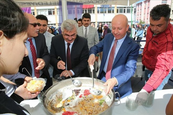 Başkan Çolakbayrakdar, öğrencilere aşure dağıttı