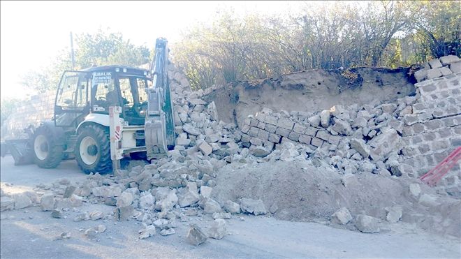 Çöken istinat duvarının altında kalan işçi yaralandı 