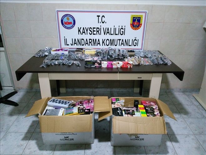 Jandarmadan esrar, kaçak saat ve makyaj malzemesi operasyonu 