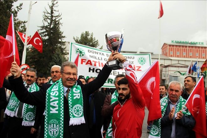 Dünya şampiyonu güreşçi Fatih Cengiz, memleketinde coşkuyla karşılandı 