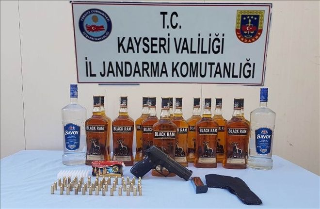 Kaçak içki operasyonunda gözaltına alınan kadının üzerinden silah çıktı 
