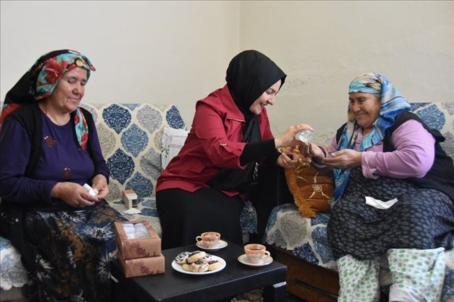 Fatma Çolakbayrakdar yaşlıları ziyaret etti 
