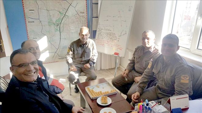 Vatandaşlardan hırsızları yakalayan jandarmaya ´tatlı´ teşekkür 