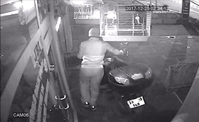 Motosiklet hırsızının rahatlığı güvenlik kamerasında 