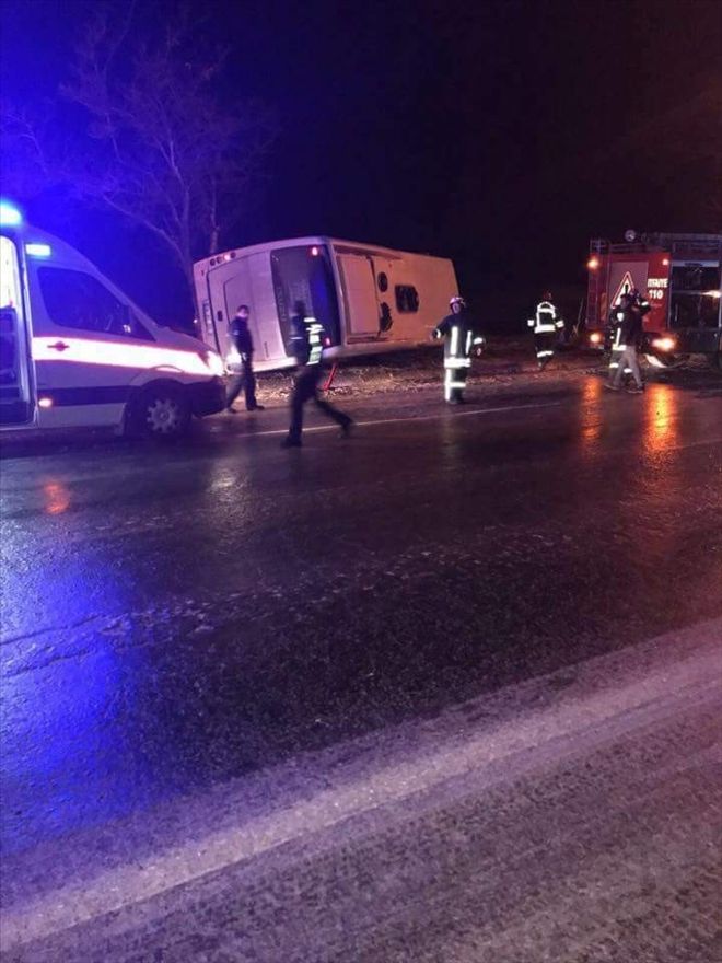 İşçileri taşıyan midibüs devrildi: 7 yaralı 