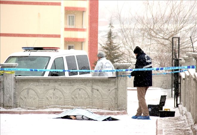 Balkondan düşen genç hayatını kaybetti