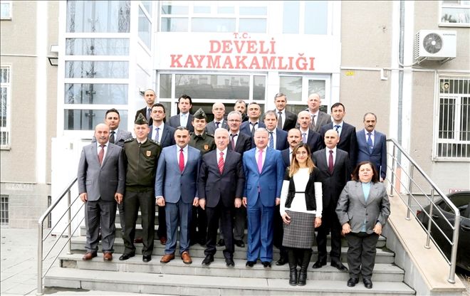 Vali Kamçı Develi´de Muhtarlarla Buluştu