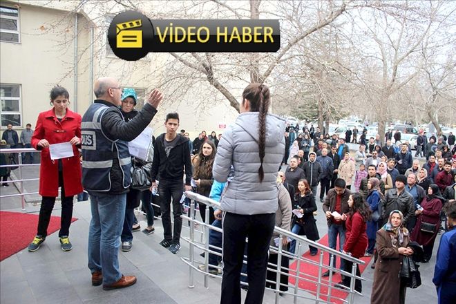 Sınava geç kaldılar, kapıları tekmelediler 
