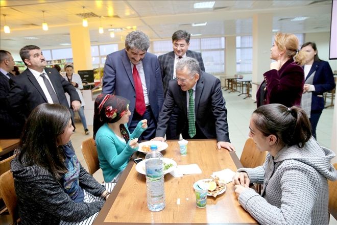Başkan Büyükkılıç Melikgazi Yurt Müdürlüğü öğrencilerinin konuğu oldu