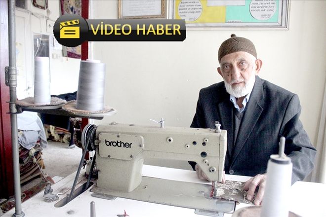 87 yaşında geçimini çanta yaparak sağlıyor