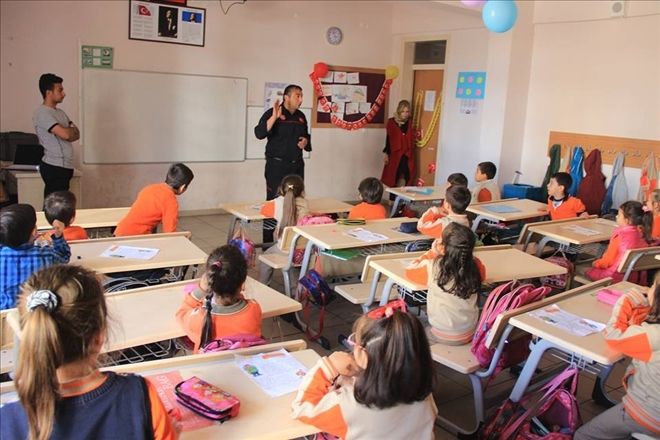 Öğrencilere yangınların çıkış nedeni ve müdahale teknikleri anlatıldı