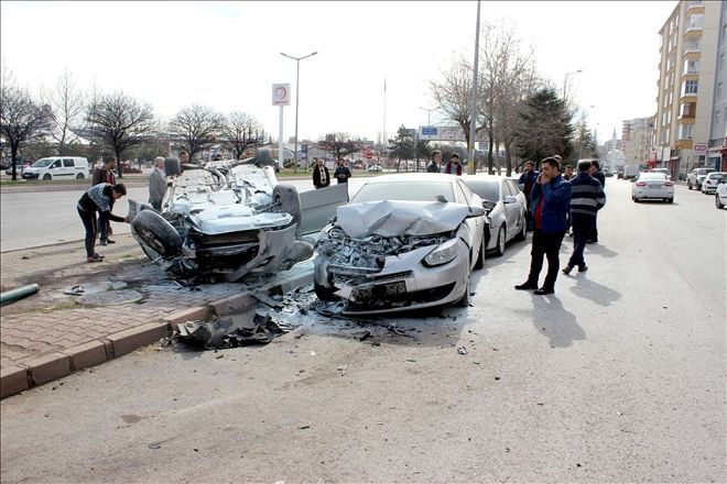 Takla atan otomobil 3 haraca zarar verdi