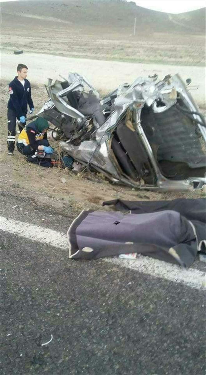 Otomobil ile kamyon çarpıştı: 2 ölü