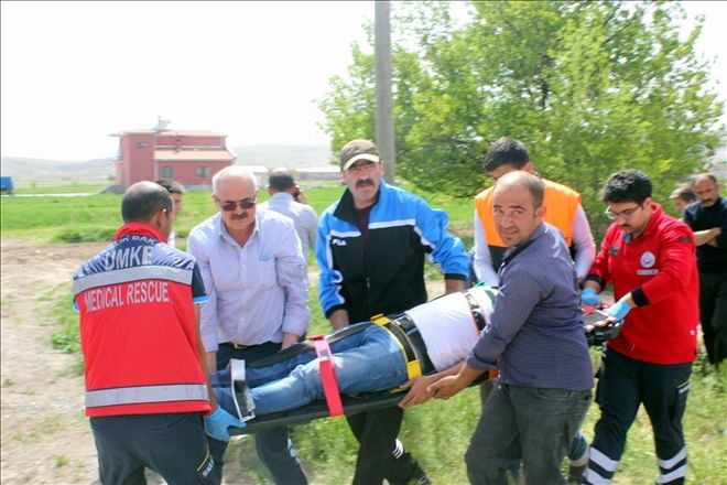 Kamyonet kepçeye çarptı: 2 yaralı