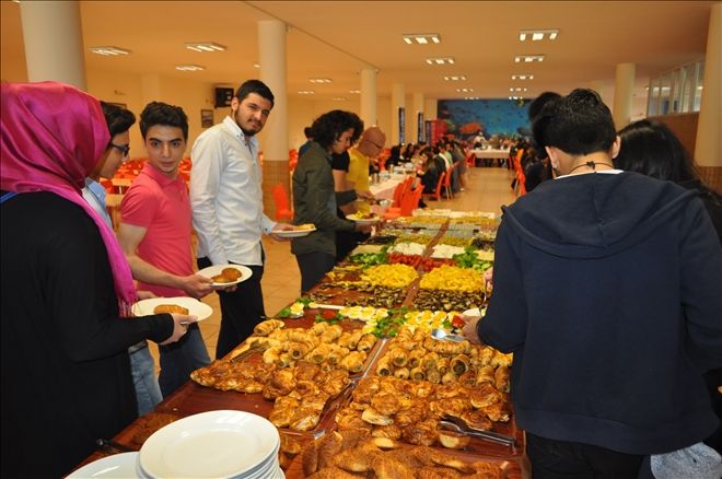 ERCİYES KOLEJİ´NDE MEZUNLAR BULUŞTU