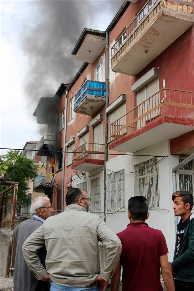 Dumanların sardığı apartmandan can havliyle çıktılar