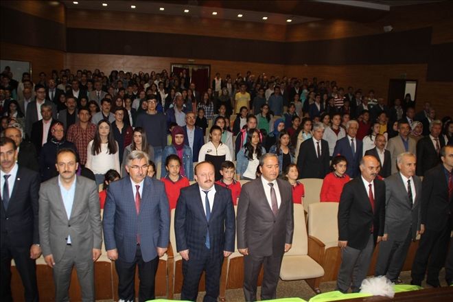 Müzik Yarışması´nda dereceye giren öğrencilere ödüllere verildi 