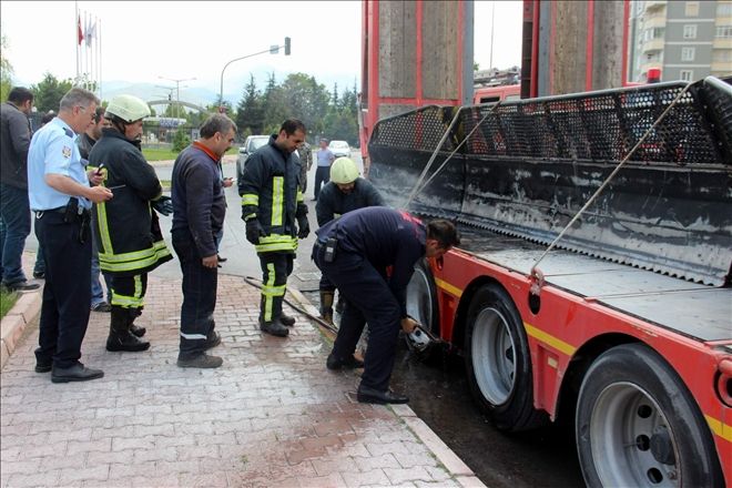 Seyir halindeki tırdan yükselen dumanlar paniğe neden oldu