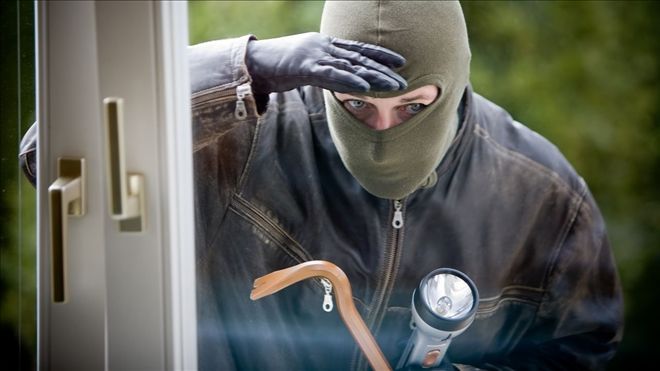 Yardım toplama bahanesiyle girdi, hırsızlık yapıp çıktı