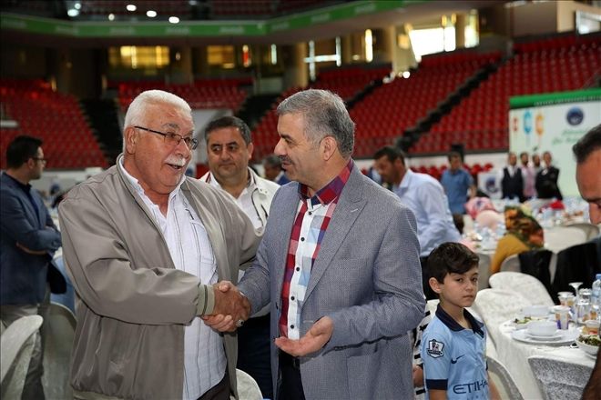 Başkan Çelik çalışma arkadaşlarıyla iftar yaptı