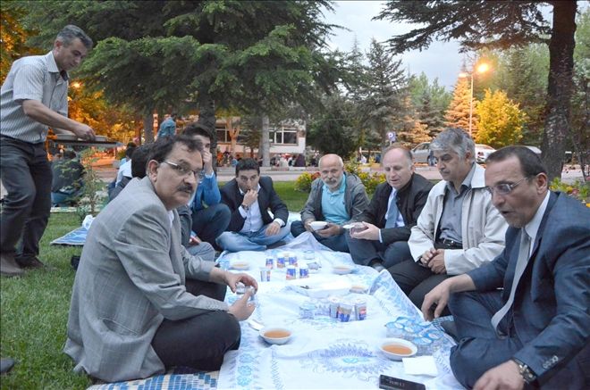 Yaptırdığı okulun öğrencilerine iftar verdi