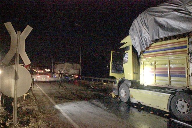 Hemzemin geçitte yavaşlayan kamyona kamyon çarptı: 1 yaralı