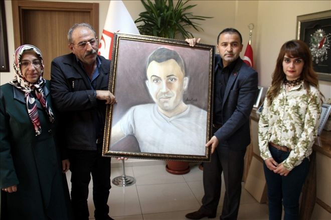 Şehitlerin tabloları ailelerine teslim edildi 