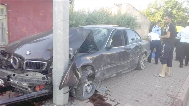 Direksiyon hakimiyeti kaybolan otomobil aydınlatma direğine çarptı