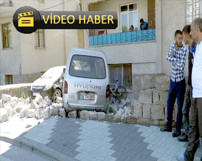 Minibüs binaya çarptı