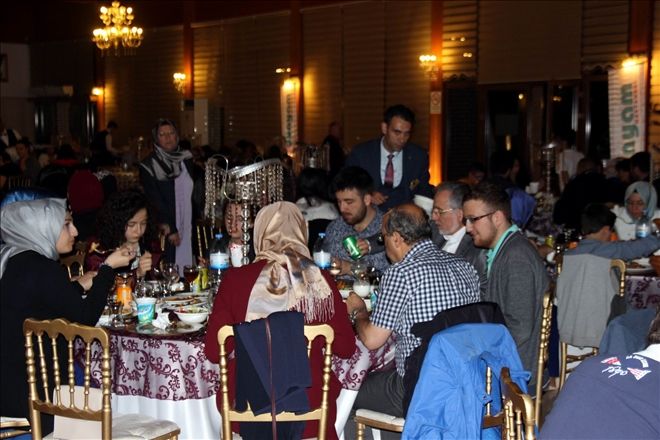 - ?Günün yorgunluğunu, sohbetlerle atmaya çalışıyoruz?