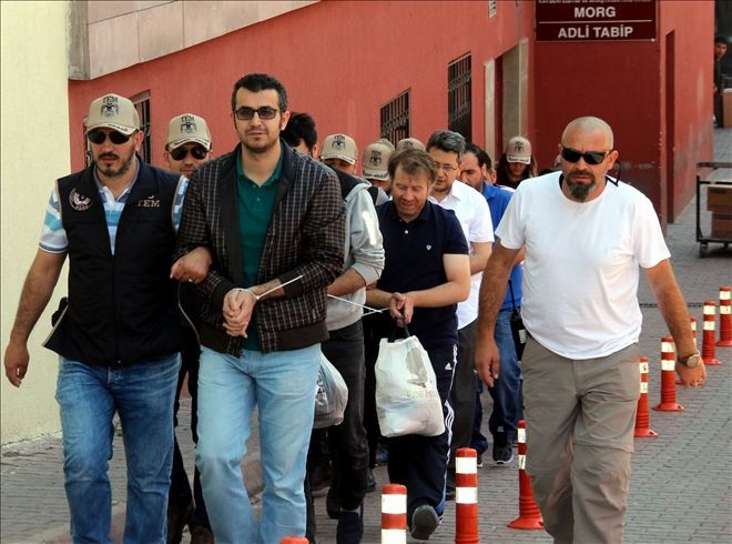 4 eski akademisyen tutuklandı