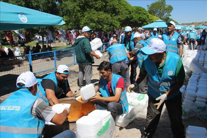 Hazırlığı bir hafta süren 50 kazan pilavı yarım saatte tükettiler 